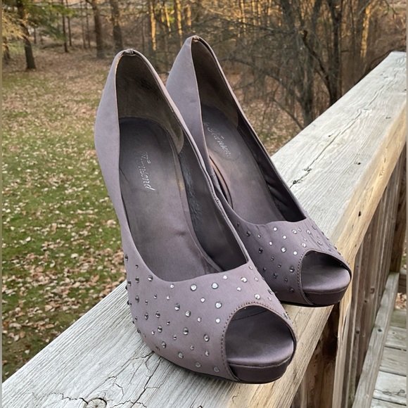 Lulu Townsend Studded Peep-Toe Heels – Taupe/Gray – EUC Size 9 - Picture 3 of 9